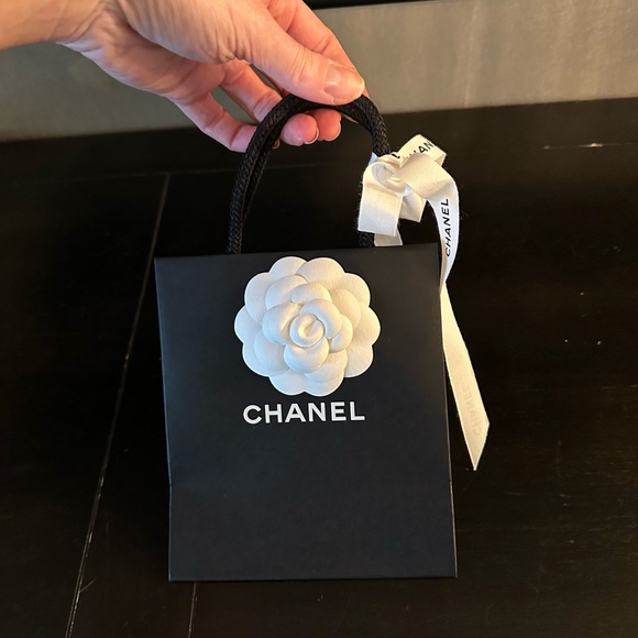 CHANEL PAPER SHOPPING BAG (Small/Jewelry Size), RIBBON & CAMELLIA - Picture 2 of 2